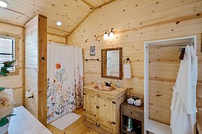 Fancy Cabin Right on Main St!