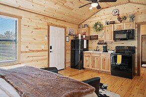 Gorgeous Cabin on Main-steps to Pacific War Museum
