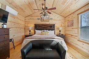 Gorgeous Cabin on Main-steps to Pacific War Museum