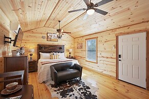 Gorgeous Cabin on Main-steps to Pacific War Museum