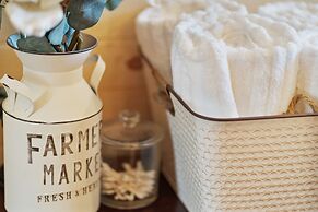 Gorgeous Cabin on Main-steps to Pacific War Museum