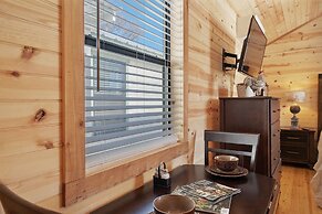 Gorgeous Cabin on Main-steps to Pacific War Museum