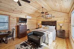 Gorgeous Cabin on Main-steps to Pacific War Museum