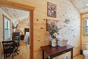 Gorgeous Cabin on Main-steps to Pacific War Museum