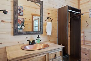 Gorgeous Cabin on Main-steps to Pacific War Museum