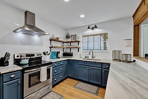 Gorgeous Home on Wine Trail With Fire Pit!