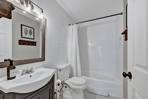 Gorgeous Home on Wine Trail With Fire Pit!