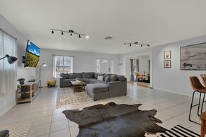 Huge Luxury Home With Hot Tub and Sauna - 2 mi to Dwntn