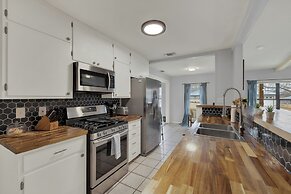 Huge Luxury Home With Hot Tub and Sauna - 2 mi to Dwntn