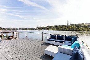 Lakefront Paradise With Firepit