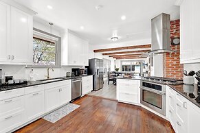 Brand New Private Pool and Hot-tub Near Main!