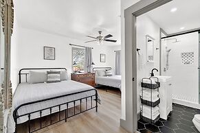 Brand New Private Pool and Hot-tub Near Main!