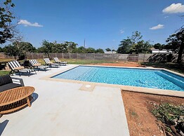 Brand New Private Pool and Hot-tub Near Main!