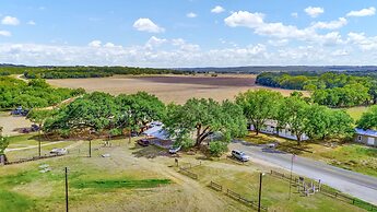 Luxury Cabin-right Across From Albert Dance Hall!