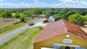 Luxury Cabin-right Across From Albert Dance Hall!
