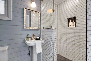 Luxury Cabin-right Across From Albert Dance Hall!