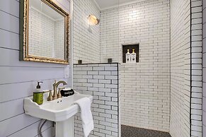 Luxury Cabin-right Across From Albert Dance Hall!