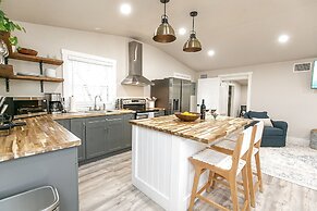 Luxury Cottage With Hill Country Views - Private Deck