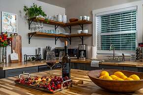 Luxury Cottage With Hill Country Views - Private Deck