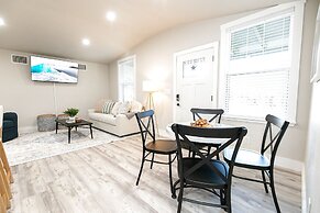 Luxury Cottage With Hill Country Views - Private Deck