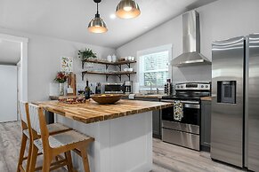 Luxury Cottage With Hill Country Views - Private Deck