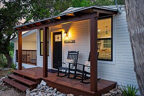 Luxury Cottage With Hill Country Views - Private Deck
