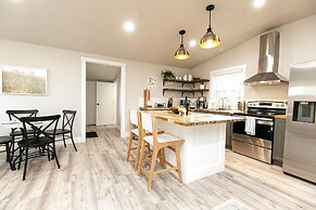 Luxury Cottage With Hill Country Views - Private Deck