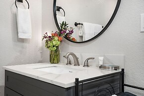 Luxury Cottage With Hill Country Views - Private Deck