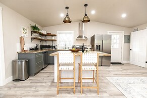 Luxury Cottage With Hill Country Views - Private Deck