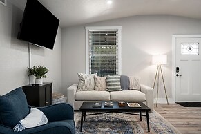 Luxury Cottage With Hill Country Views - Private Deck