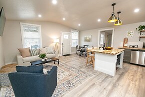 Luxury Cottage With Hill Country Views - Private Deck