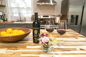 Luxury Cottage With Hill Country Views - Private Deck