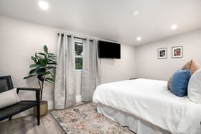 Luxury Cottage With Hill Country Views - Private Deck