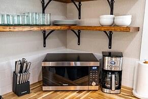 Luxury Cottage With Hill Country Views - Private Deck