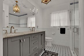 Luxury Haus - Great Backyard, Firepit, Bocce Ball!