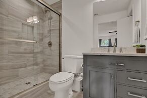 Luxury Haus - Great Backyard, Firepit, Bocce Ball!