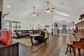 Luxury Haus - Great Backyard, Firepit, Bocce Ball!