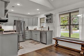 Luxury Haus - Great Backyard, Firepit, Bocce Ball!