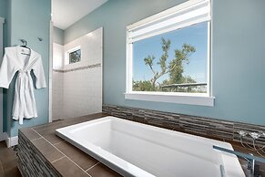 Luxury Cottage With Views-fireplace-spa Bath