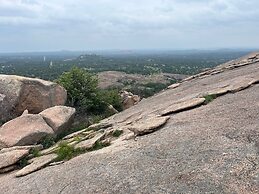 Pecan Retreat-half Mile to Main
