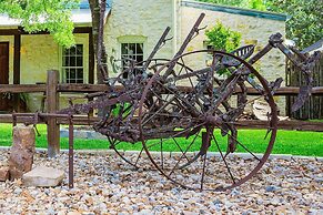 Luxury&location! 1 Blk to Main St With Hottub&firepit