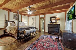 Luxury&location! 1 Blk to Main St With Hottub&firepit