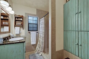 Luxury&location! 1 Blk to Main St With Hottub&firepit