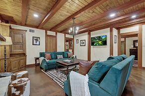 Luxury&location! 1 Blk to Main St With Hottub&firepit