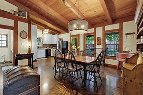 Luxury&location! 1 Blk to Main St With Hottub&firepit