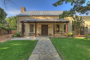 Luxury&location! 1 Blk to Main St With Hottub&firepit