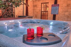 Luxury&location! 1 Blk to Main St With Hottub&firepit