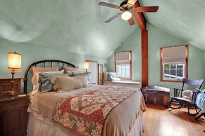 Luxury&location! 1 Blk to Main St With Hottub&firepit