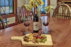 Luxury&location! 1 Blk to Main St With Hottub&firepit