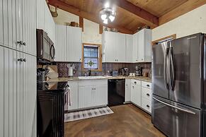Luxury&location! 1 Blk to Main St With Hottub&firepit